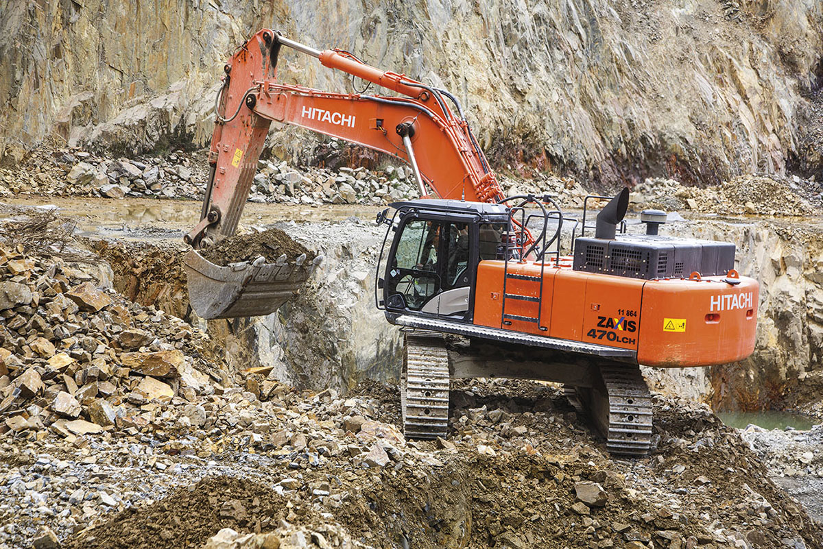 Гусеничный экскаватор Hitachi на строительной площадке