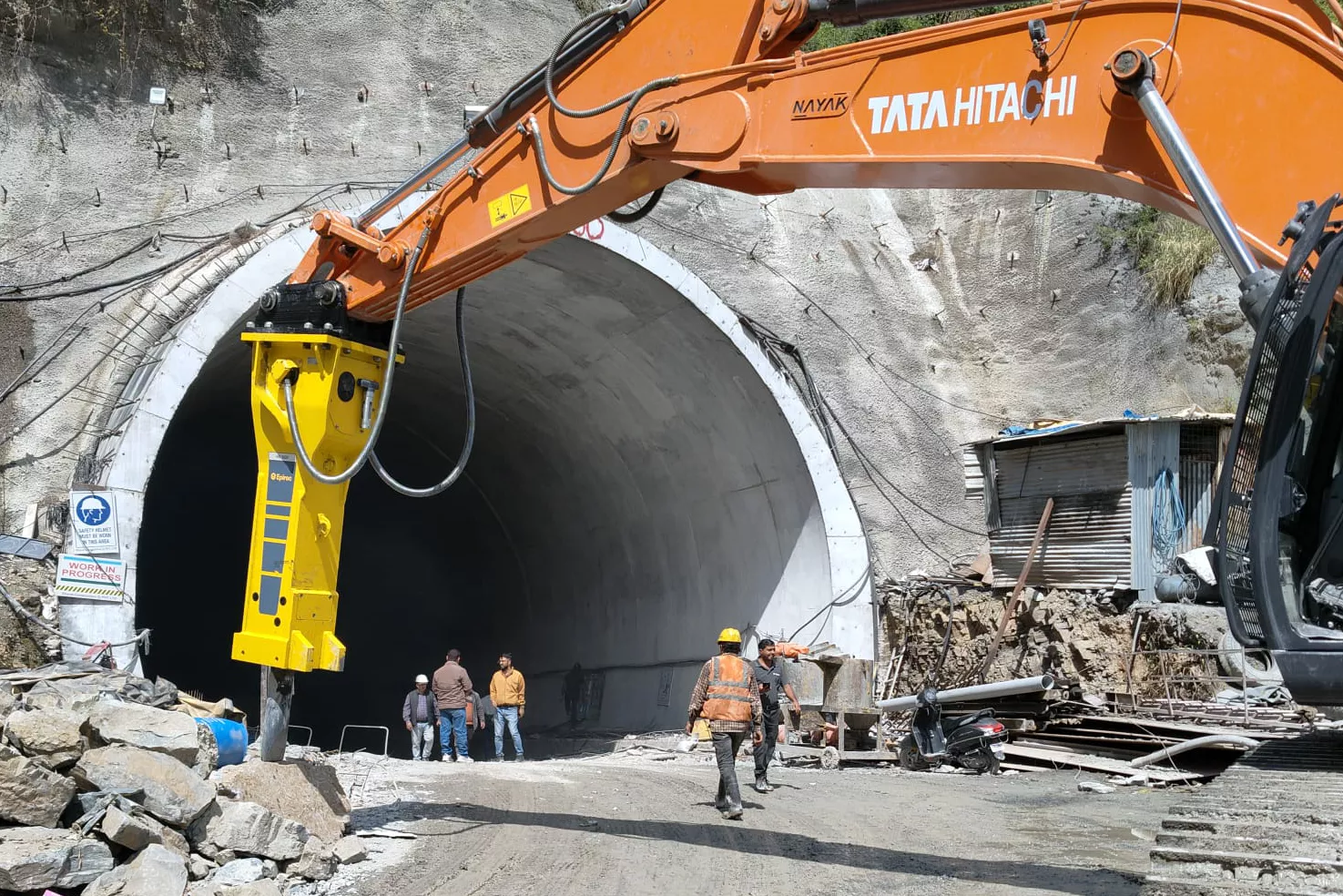 Epiroc HB 3600 на экскаваторе у портала тоннеля Shimla Bypass