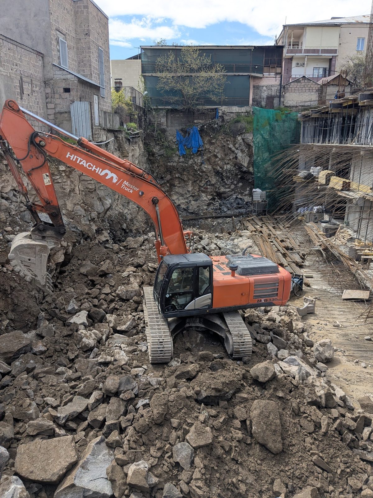 Master Truck-ի գունային ձևավորմամբ Hitachi ZAXIS 330LC էքսկավատորը ժայռային գրունտով հիմնափոսում Երևանում