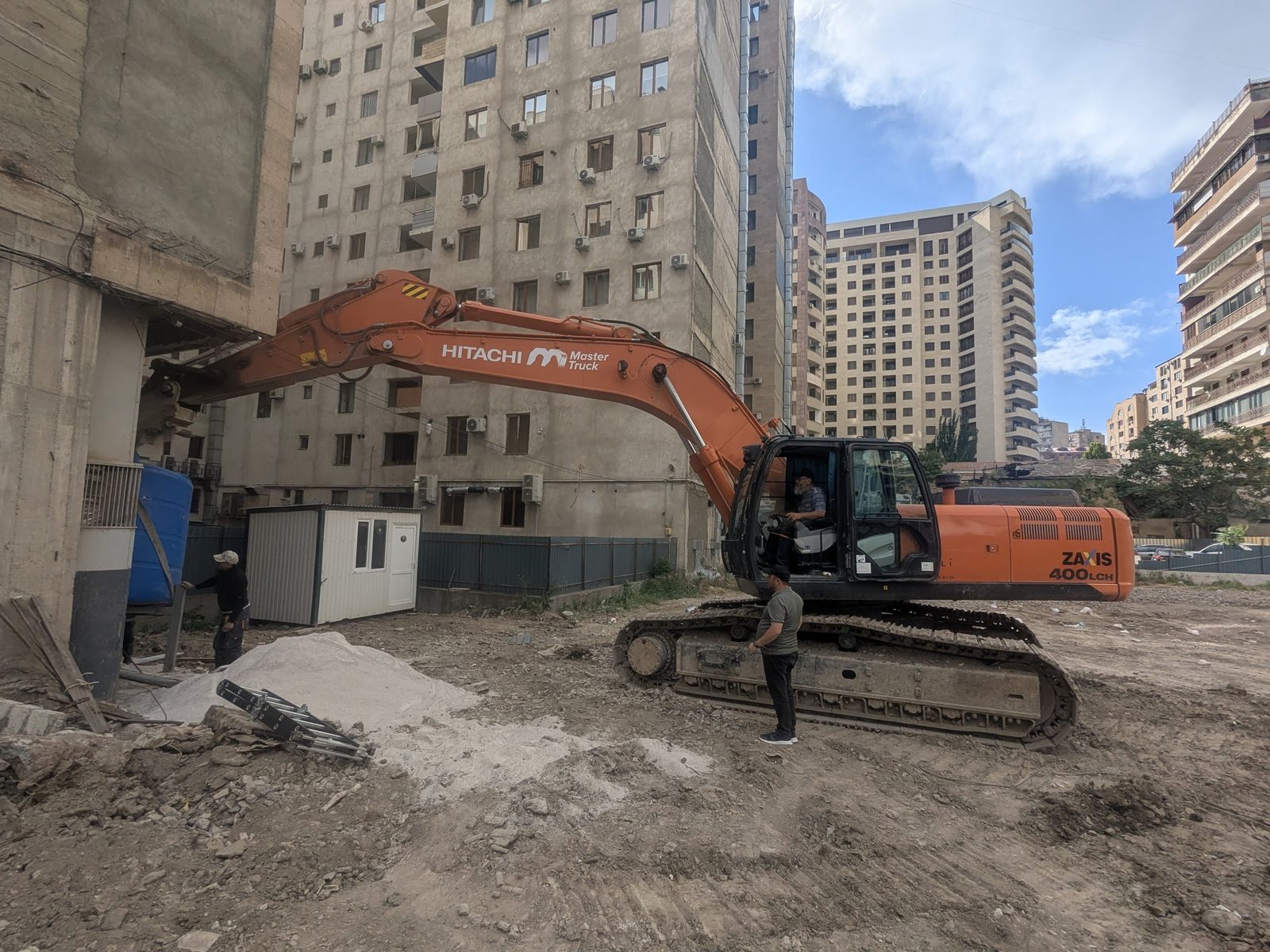 Master Truck-ի գունային ձևավորմամբ Hitachi ZAXIS 400LCH թրթուրավոր էքսկավատորը Երևանի շինհրապարակում