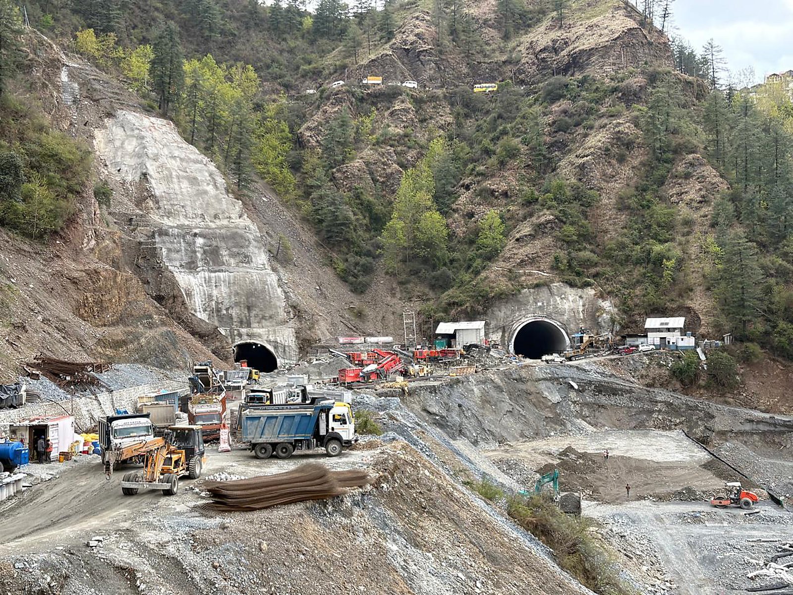 Строительная площадка тоннеля Shimla Bypass — два портала в горах Химачал-Прадеш