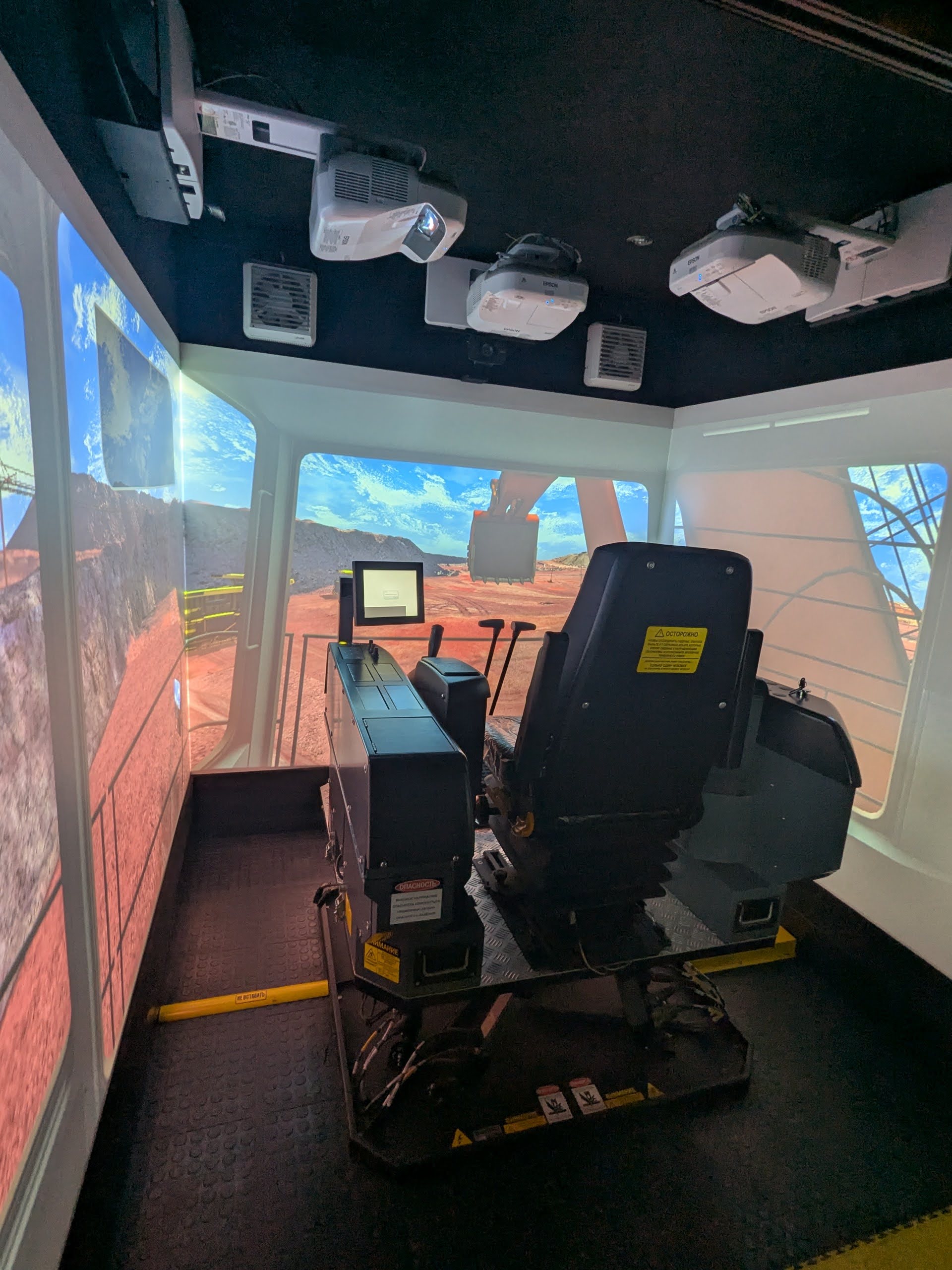 Кабина 3D-симулятора ThoroughTec CYBERMINE — Wayland Armenia